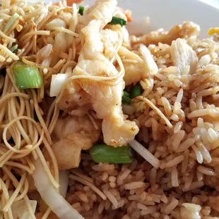 Chicken lo mein lunch special.