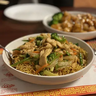a bowl of noodles with chicken and broccoli