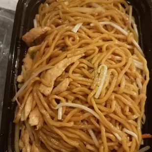 Generous serving of chicken lo mein