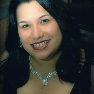 Stefanie R.