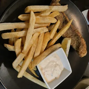 I was hoping to leave room for the key lime pie, so I got the kiddie catfish; unfortunately it was dry/overcooked/tasteless. Fries were ok.