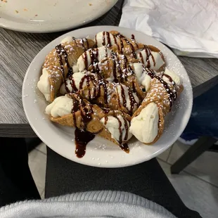 Order of 6 mini cannoli.