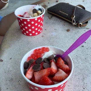 vanilla froyo with toppings