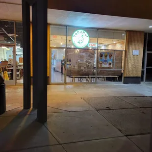 I came here about 8:49pm they were already closed.