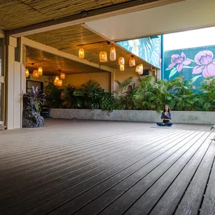 Kaka'ako outdoor yoga