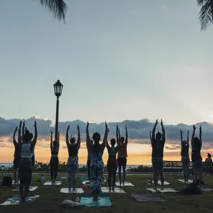 Waikīkī beach yoga