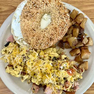 Kitchen sink scramble + everything bagel