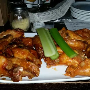 food, fried chicken, chicken wings, chicken wings and fried chicken, chicken, poultry, bbq wings, fried chicken wings, bbq chicken