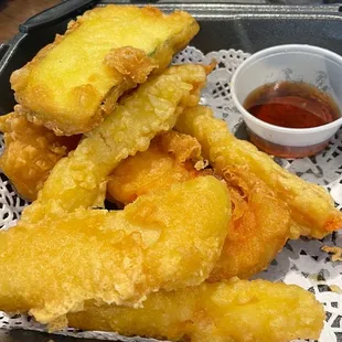 a tray of fried food