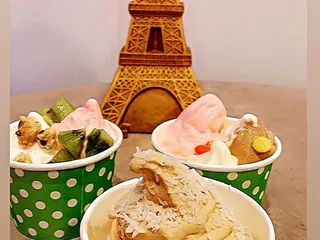 Oodles Frozen Yogurt