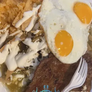 Chilaquiles verdes con huevos estrellados y asada