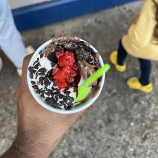 Classic vanilla and chocolate Ghirardelli with Oreo/ chocolate chip/ strawberry toppings!