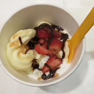 Strawberries, mochi on pineapple mango, vanilla, cheesecake yogurt with caramel and hot fudge