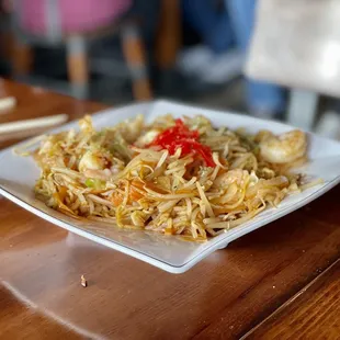 a plate of ramen noodles