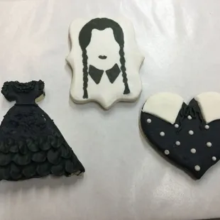 a bride and groom cookies