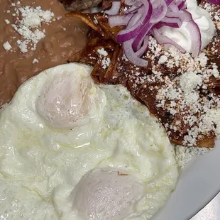 Chilaquiles &amp; Huevos mole