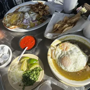 Chilaquiles &amp; Huevos Carne en su Jugo