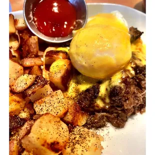 Pot Roast Benedict w/Potatoes ! Nice!   Yolk.Oak Park/River Forest Location. Quick Nice Service. Cool!