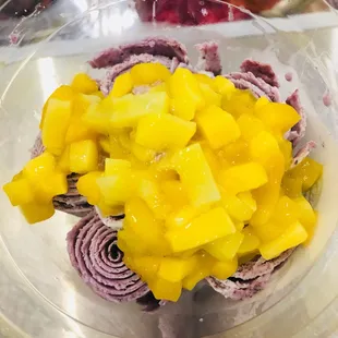 Vanilla &amp; blueberry ice cream with mango topping