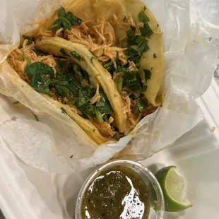 Chicken tortillas with cilantro, green sauce and lime