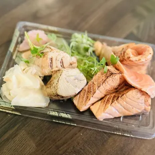 seared hamachi (Japan) and seared salmon (Scottish)
烤油甘魚（日本）和烤鮭魚（蘇格蘭）
Hamachi a la parrilla (japonés) y salmón a la parrilla (escocés)