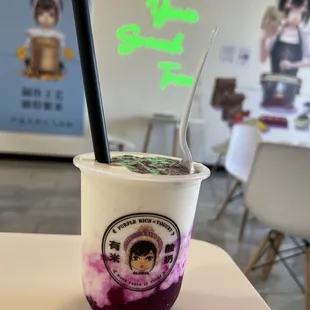 The pretty girl make DIY yogurt for me lol Taste so good Its red heart dragon fruit yogurt + taro topping  冲冲冲！