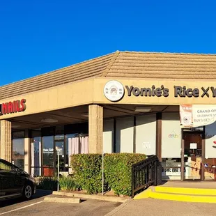 Outside Yomie's Rice X Yogurt