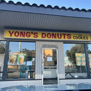 Store front showing vacation sign