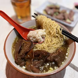 牛腩雲吞麵 Beef Stew Wonton Noodle Soup | $12.95