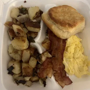 a plate of breakfast foods