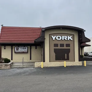 the outside of the restaurant