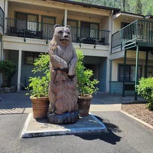 For the great price relative to other surrounding lodging, you'll get a perfectly mediocre stay and nothing more.