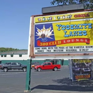 Yosemite Blvd. signage