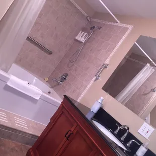 The bathroom in Madera room