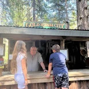 Mr.Randy teaches about gold characteristics.