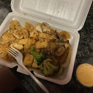 Mini chicken hibachi, side of spicy yum yum sauce.