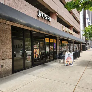 the outside of a restaurant