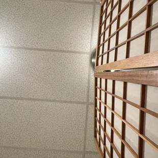 Screen that splits tables in the Tiger Woods room