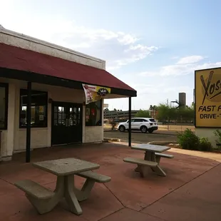 the outside of the restaurant