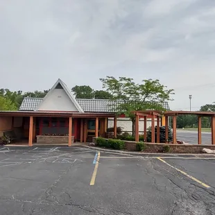 the outside of a restaurant