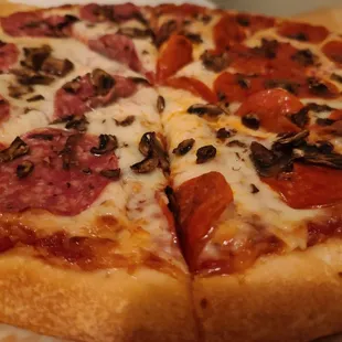 Half salami &amp; mushrooms &amp; half pepperoni &amp; mushrooms. Refrigerated over night &amp; was delicious the next day!