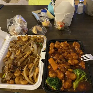 General Tso&apos;s Chicken Beef Chow Foon