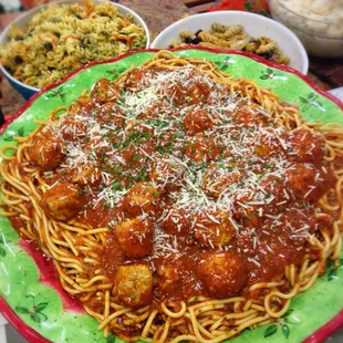 a plate of spaghetti and meatballs