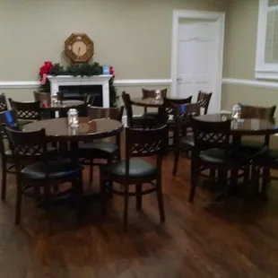 The lounge area also has comfortable table seating.