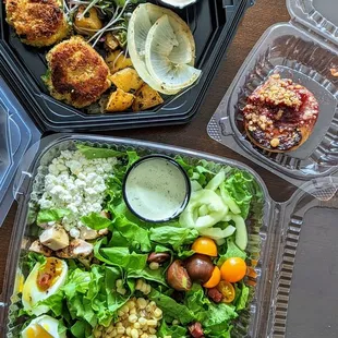 Salad, Crab Cakes, Peach | Instagram: @telephonesmoothie