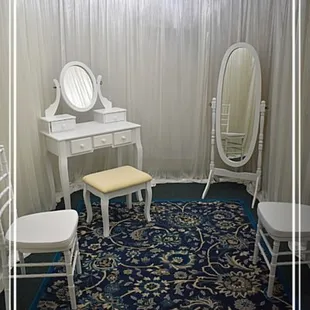 BRIDE'S DRESSING ROOM