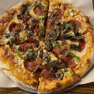 You pick sauce and toppings. This is PEPPERONI, mushroom, green pepper and bacon.