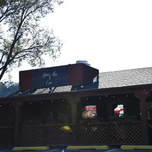 the outside of a restaurant