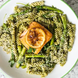 Delicious! Arugula pasta, gluten-free, with asparagus and salmon.