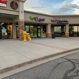 Front of yogurt place